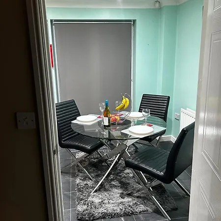 Brades Rise House - 3 Bedroom House With 2 Toilets With A Private Garden Birmingham