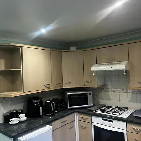 Brades Rise House - 3 Bedroom House With 2 Toilets With A Private Garden *