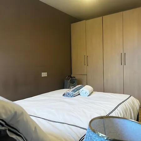 Brades Rise House - 3 Bedroom House With 2 Toilets With A Private Garden Birmingham