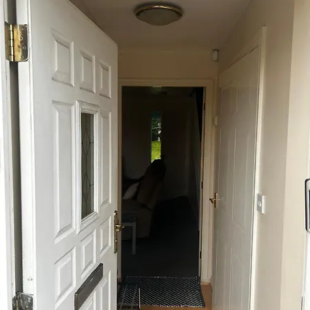 Brades Rise House - 3 Bedroom House With 2 Toilets With A Private Garden *