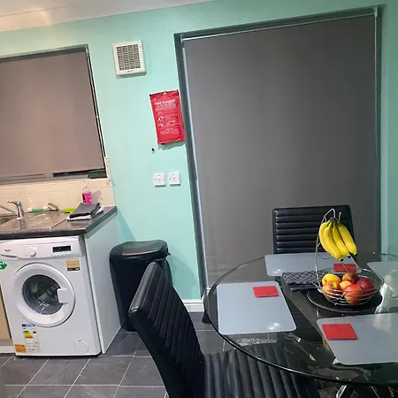 Brades Rise House - 3 Bedroom House With 2 Toilets With A Private Garden *