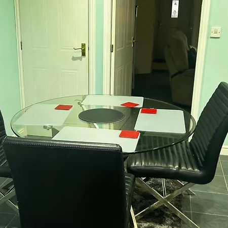 Brades Rise House - 3 Bedroom House With 2 Toilets With A Private Garden *