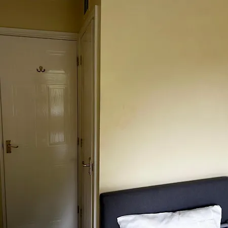 Apartament Brades Rise House - 3 Bedroom House With 2 Toilets With A Private Garden Birmingham