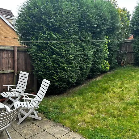 Apartament Brades Rise House - 3 Bedroom House With 2 Toilets With A Private Garden Birmingham